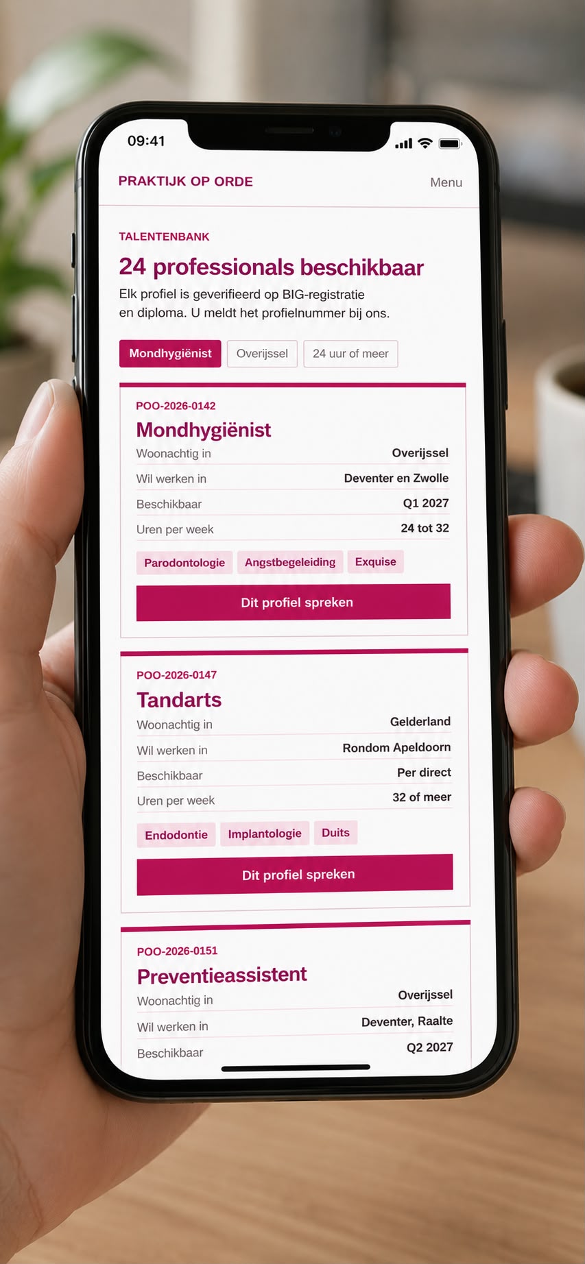 Talentenbank van Praktijk op Orde op een telefoon, met profielen die alleen een profielnummer, functie, woonprovincie, gewenst werkgebied en beschikbaarheid tonen.